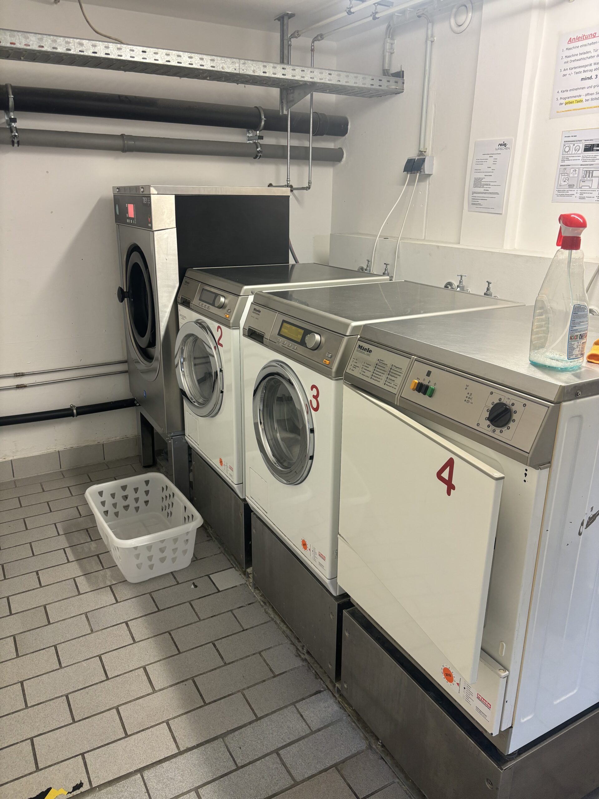 Waschmaschine in modernem Waschkeller