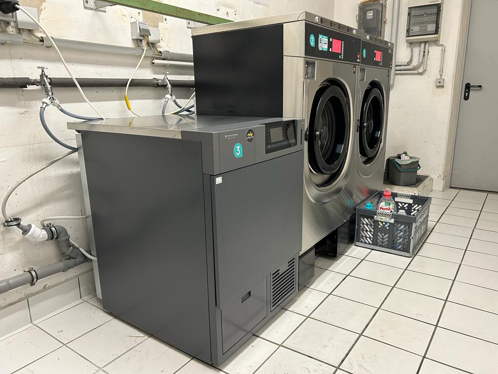 Maschinenreihe für Waschkeller in Mehrfamilienhaus